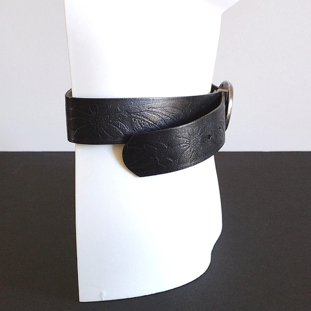 HipWear Black Embossed Italian Leather Belt Silver Glitter Oval Buckle